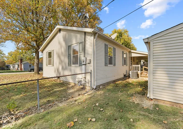 Photo 4 of Single family home for sale at 887 Vernon Dr, Greenwood, IN 46143 | MLS# 22133825 | Listing updated on 2026-10-30