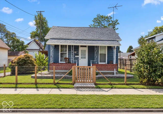 Photo 1 of Single family home for sale at 323 E Franklin St, Shelbyville, IN 46176 | MLS# 22133957 | Listing updated on 2026-10-29