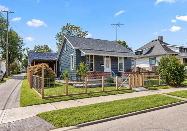 Photo 3 of Single family home for sale at 323 E Franklin St, Shelbyville, IN 46176 | MLS# 22133957 | Listing updated on 2026-10-29