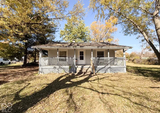 Photo 1 of Single family home for sale at 2604 E Jackson St, Muncie, IN 47303 | MLS# 22133990 | Listing updated on 2026-10-29