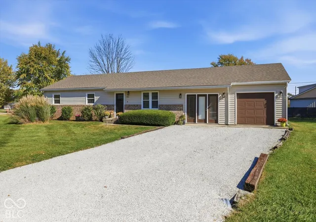 Single family home for sale at 2854 S Oakland Dr, Shelbyville, IN 46176 | MLS# 22134010