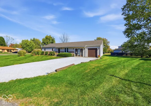 Photo 2 of Single family home for sale at 2854 S Oakland Dr, Shelbyville, IN 46176 | MLS# 22134010 | Listing updated on 2026-10-30