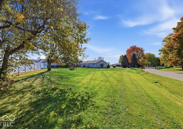 Photo 3 of Single family home for sale at 2854 S Oakland Dr, Shelbyville, IN 46176 | MLS# 22134010 | Listing updated on 2026-10-30