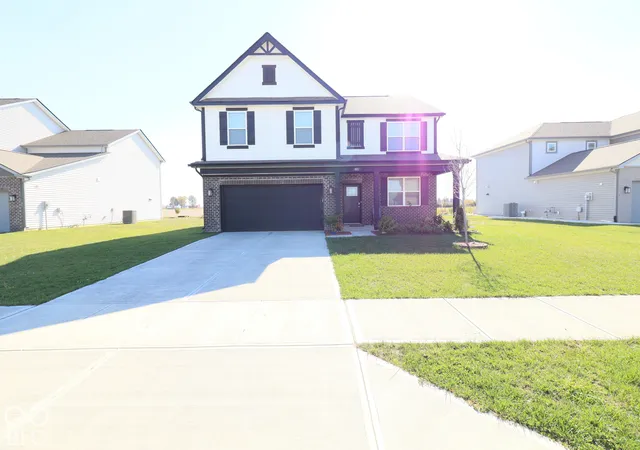 Single family home for sale at 801 Blaine Dr, Whiteland, IN 46184 | MLS# 22134029