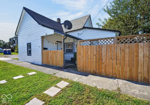 Photo 1 of Single family home for sale at 611 Center St, Shelbyville, IN 46176 | MLS# 22134079 | Listing updated on 2026-10-29
