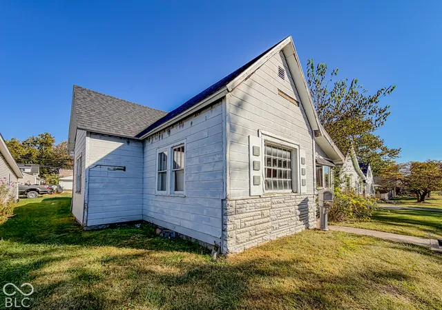 Photo 2 of Single family home for sale at 910 S B St, Elwood, IN 46036 | MLS# 22134115 | Listing updated on 2026-10-29