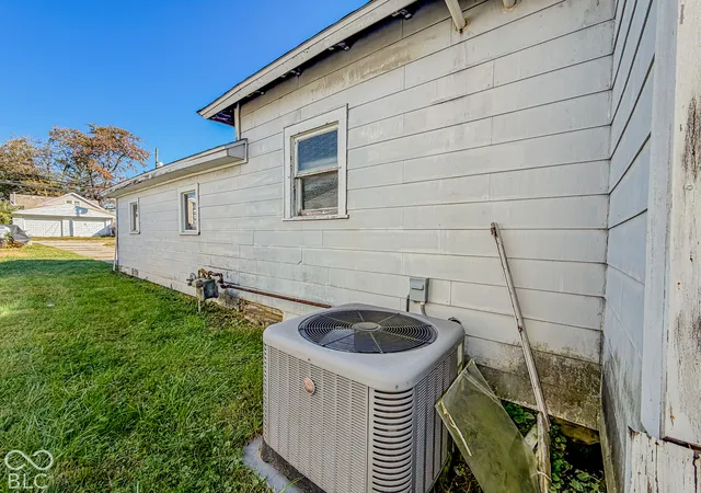 Photo 3 of Single family home for sale at 910 S B St, Elwood, IN 46036 | MLS# 22134115 | Listing updated on 2026-10-29