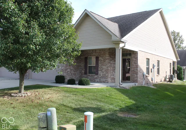 Photo 2 of Single family home for sale at 5561 Lipizzan Ln, Plainfield, IN 46168 | MLS# 22134159 | Listing updated on 2026-10-29