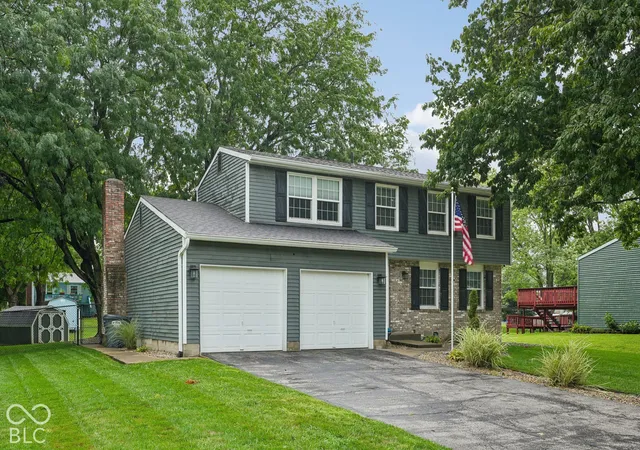 Photo 1 of Single family home for sale at 570 Meadowview Ln, Greenwood, IN 46142 | MLS# 22134182 | Listing updated on 2026-10-30