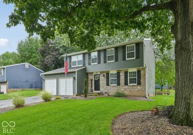 Photo 2 of Single family home for sale at 570 Meadowview Ln, Greenwood, IN 46142 | MLS# 22134182 | Listing updated on 2026-10-30