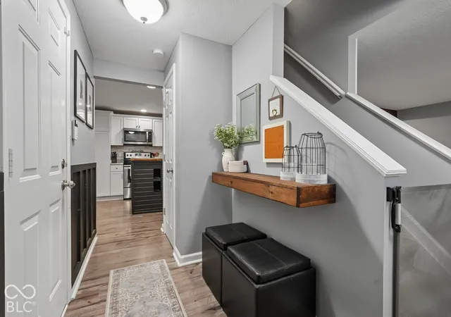 Photo 3 of Single family home for sale at 570 Meadowview Ln, Greenwood, IN 46142 | MLS# 22134182 | Listing updated on 2026-10-30