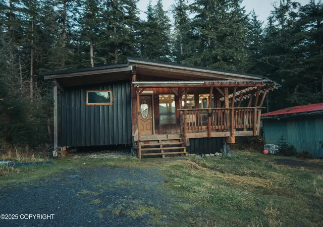2nd image of 725 D Mitkof Hwy, Petersburg, AK 99833 | MLS# 25-14062