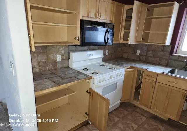 Photo 5 of Sale Pending at 7241 Karluk St, Barrow, AK 99723 | MLS# 25-14117 | Listing updated on 2026-05-21