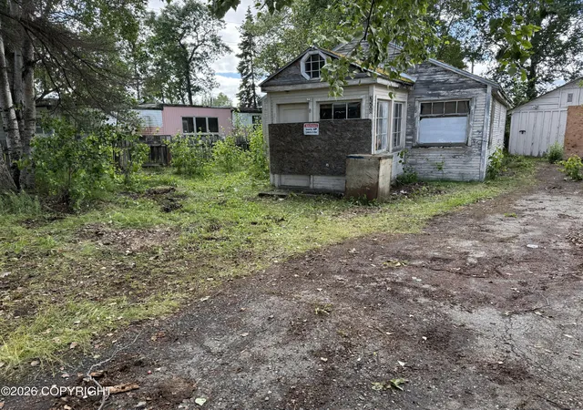 Photo 3 of Sale Pending at 3508 Willow St, Anchorage, AK 99517 | MLS# 26-6524 | Listing updated on 2026-07-27
