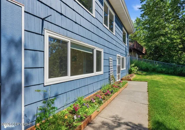 2nd image of 460 Vista Glen Ct, Anchorage, AK 99501 | MLS# 26-7315