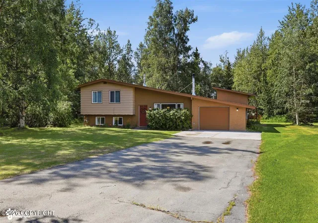 Photo 2 of Sale Pending at 880 S Iris Cir, Palmer, AK 99645 | MLS# 26-9436 | Listing updated on 2026-09-03