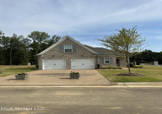 Photo 1 of Single family home for sale at 375 Country Garden Dr, Southaven, MS 38671 | MLS# 4055331 | Listing updated on 2026-09-04