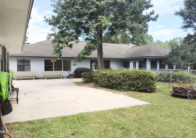 Photo 3 of Single family home for sale at 705 E Lakeshore Dr, Carriere, MS 39426 | MLS# 4092941 | Listing updated on 2026-05-22