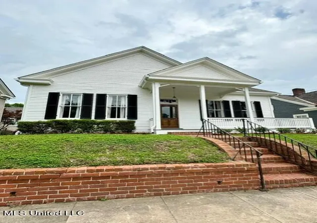 Homes for sale in Natchez, MS | 821 Washington St, Natchez, MS 39120 | MLS# 4096304