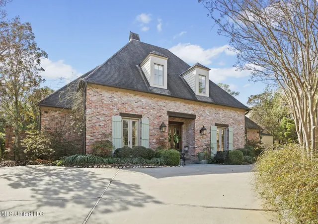 Photo 1 of Single family home for sale at 5 Pecan Tree Pl, Jackson, MS 39211 | MLS# 4103612 | Listing updated on 2026-06-12