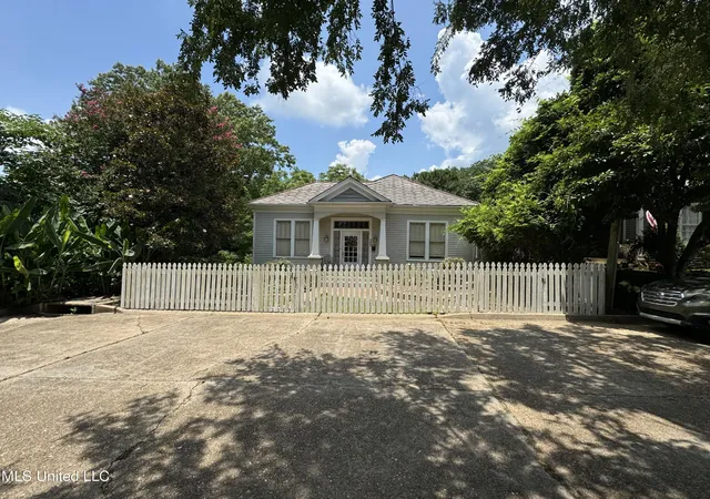 Homes for sale in Natchez, MS | 304 Lambert St, Natchez, MS 39120 | MLS# 4109618