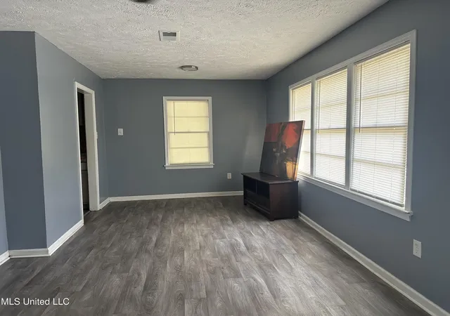 Photo 2 of Single family home for sale at 721 Glenmont Dr, Jackson, MS 39209 | MLS# 4111569 | Listing updated on 2026-03-30