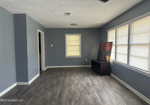 Photo 3 of Single family home for sale at 721 Glenmont Dr, Jackson, MS 39209 | MLS# 4111569 | Listing updated on 2026-03-30
