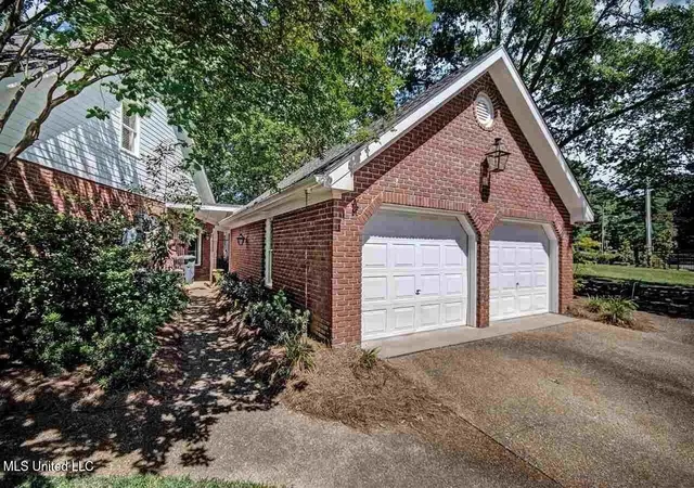 Photo 3 of Sale Pending at 5145 Canton Hts Dr, Jackson, MS 39211 | MLS# 4117022 | Listing updated on 2026-09-16