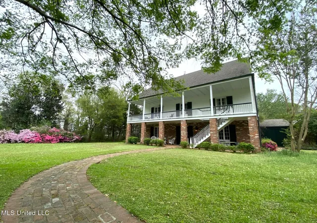 Homes for sale in Natchez, MS | 200 Devereaux Dr, Natchez, MS 39120 | MLS# 4120077