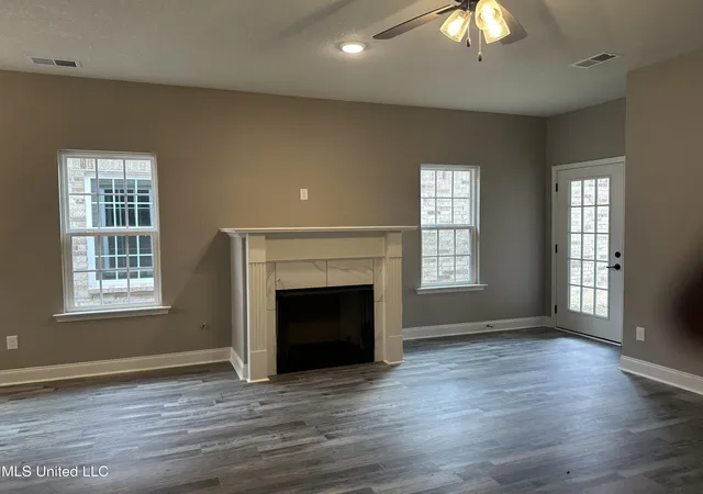 Photo 4 of Sale Pending at 335 Flower Garden Dr, Southaven, MS 38671 | MLS# 4122622 | Listing updated on 2026-09-10