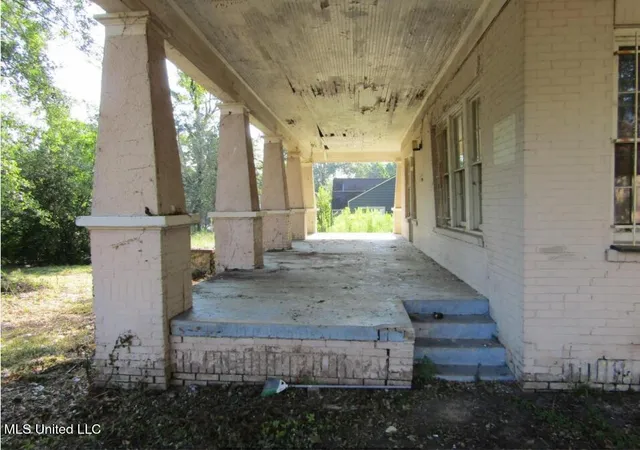 Photo 2 of Single family home for sale at 1655 Saint Charles St, Jackson, MS 39209 | MLS# 4123358 | Listing updated on 2026-05-06