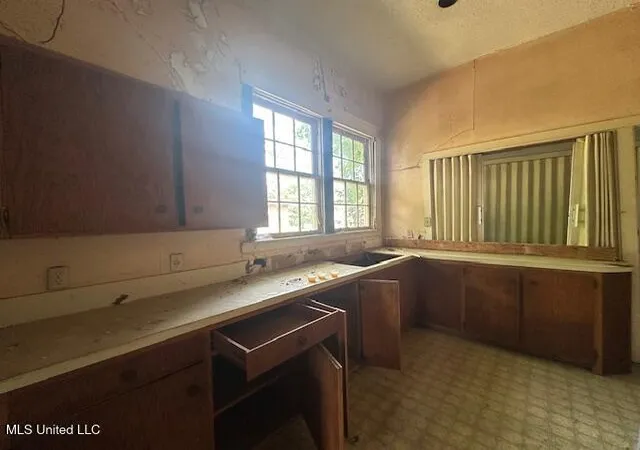 Photo 3 of Single family home for sale at 1655 Saint Charles St, Jackson, MS 39209 | MLS# 4123358 | Listing updated on 2026-05-06