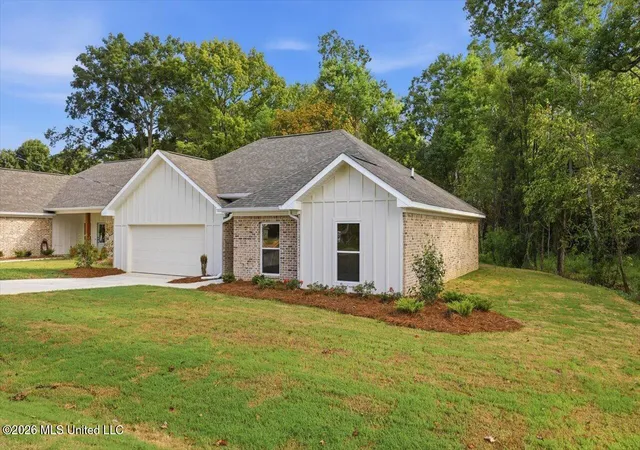 Photo 2 of Single family home for sale at 192 Lake Harbor Rd, Brandon, MS 39047 | MLS# 4124939 | Listing updated on 2026-10-10