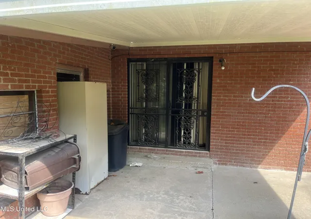 Photo 2 of Sale Pending at 2215 Margaret Walker Alexander Dr, Jackson, MS 39213 | MLS# 4125961 | Listing updated on 2026-04-11