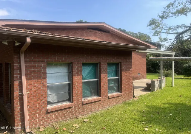 Photo 3 of Sale Pending at 2215 Margaret Walker Alexander Dr, Jackson, MS 39213 | MLS# 4125961 | Listing updated on 2026-04-11