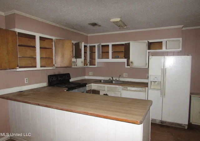 Photo 3 of Single family home for sale at 37 Pembrook Cir, Gulfport, MS 39503 | MLS# 4126734 | Listing updated on 2026-06-23