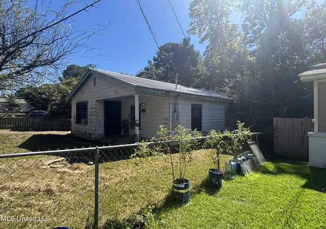 Photo 2 of Sale Pending at 1427 Fernwood Dr, Jackson, MS 39213 | MLS# 4128515 | Listing updated on 2026-03-30
