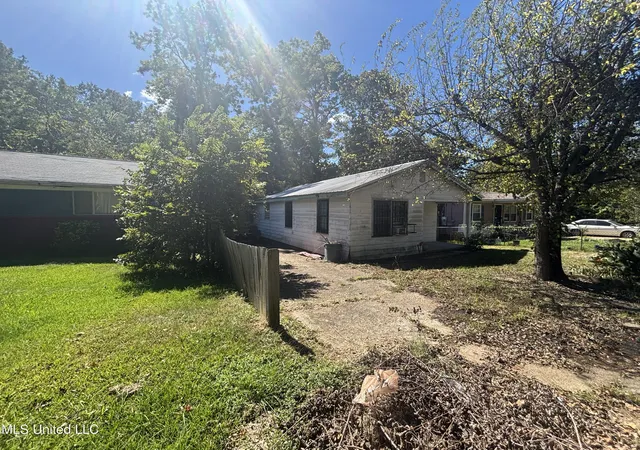 Photo 3 of Sale Pending at 1427 Fernwood Dr, Jackson, MS 39213 | MLS# 4128515 | Listing updated on 2026-03-30