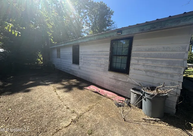 Photo 3 of Sale Pending at 1427 Fernwood Dr, Jackson, MS 39213 | MLS# 4128515 | Listing updated on 2026-03-30