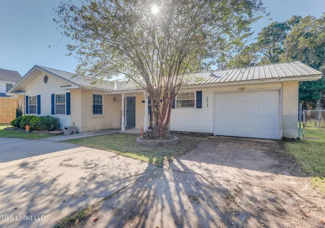 Homes for sale in Ocean Springs, MS | 3113 Beachview Dr, Ocean Springs, MS 39564 | MLS# 4128699