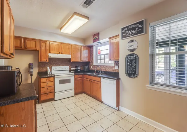 Homes for sale in Ocean Springs, MS | 3113 Beachview Dr, Ocean Springs, MS 39564 | MLS# 4128699