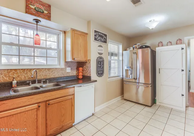 Homes for sale in Ocean Springs, MS | 3113 Beachview Dr, Ocean Springs, MS 39564 | MLS# 4128699