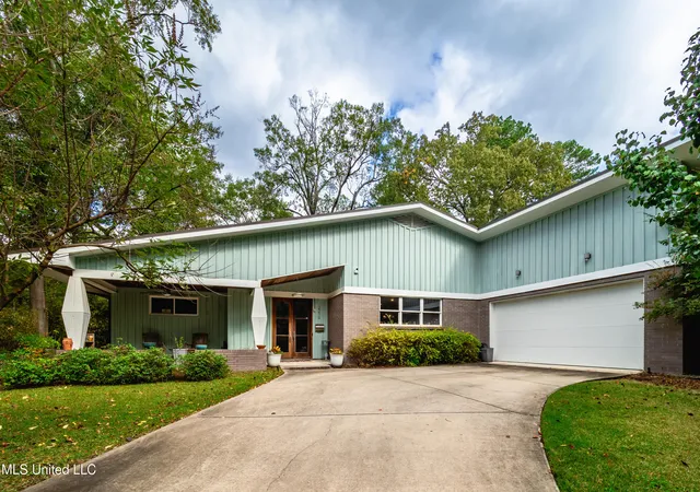 Photo 1 of Sale Pending at 2216 Southwood Rd, Jackson, MS 39211 | MLS# 4130287 | Listing updated on 2026-09-14