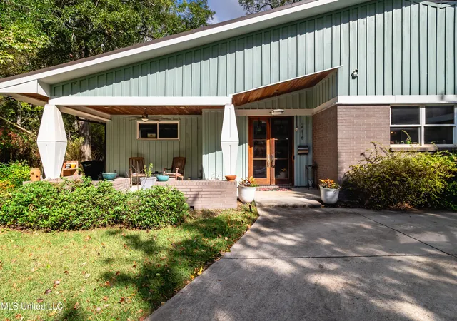 Photo 2 of Sale Pending at 2216 Southwood Rd, Jackson, MS 39211 | MLS# 4130287 | Listing updated on 2026-09-14
