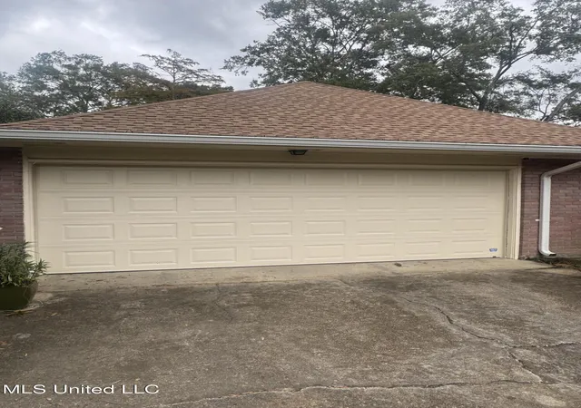 Photo 3 of Single family home for sale at 5216 Meadow Oaks Park Dr, Jackson, MS 39211 | MLS# 4130140 | Listing updated on 2026-09-14