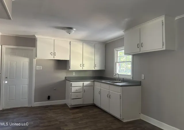 4th image of 2725 Charleston Dr, Jackson, MS 39212 | MLS# 4130392