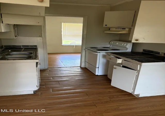 Photo 2 of Sale Pending at 332 N Flag Chapel Rd, Jackson, MS 39209 | MLS# 4131264 | Listing updated on 2026-03-30