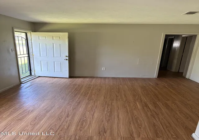 Photo 3 of Sale Pending at 332 N Flag Chapel Rd, Jackson, MS 39209 | MLS# 4131264 | Listing updated on 2026-03-30