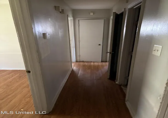 Photo 4 of Sale Pending at 332 N Flag Chapel Rd, Jackson, MS 39209 | MLS# 4131264 | Listing updated on 2026-03-30