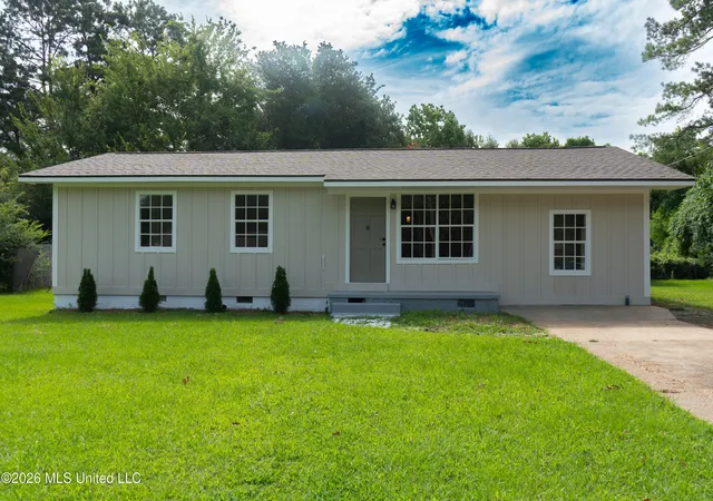 Photo 1 of Single family home for sale at 352 Beverly Cir, Crystal Springs, MS 39059 | MLS# 4132922 | Listing updated on 2026-09-09